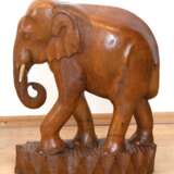 Figur "Elefant", um 1970, nußbaumfarbenes Holz geschnitzt, Gebrauchspuren, 51x45x25 cm - Foto 1