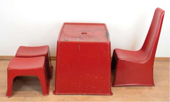 Belzig, Günther (1941-2022), Kindermöbelgruppe, bestehend aus Tisch, Stuhl und 2 Hockern, 1960er Jahre, roter Kunststoff (Fiberglas), starke Gebrauchspuren, Tisch 47x72x52 cm - Foto 1