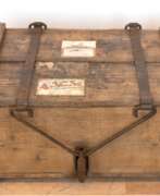 Übersicht. Alte Weintransportkiste, Cochem, Holz mit Eisenbändern, für Weinflaschen und Leergut, 29x77x50 cm