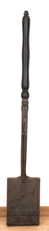 Glutkasten, 19. Jh., Gußeisen mit gedrechseltem Holzgriff, L. 91 cm - photo 1