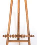 Product catalog. Staffelei, Holz, höhenverstellbare Ablage beschnitzt und mit Brandmalerei, 158x54 cm