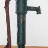 Schwengelpumpe, Gußeisen, grün gefaßt, Gebrauchspuren, H. ca. 90 cm - фото 1