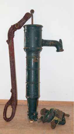 Schwengelpumpe, Gußeisen, grün gefaßt, Gebrauchspuren, H. ca. 90 cm - Foto 1