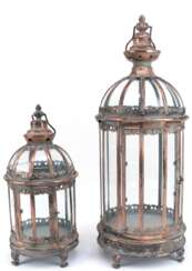 Große und kleine Laterne, Metall kupferfarben gefaßt, rund, verglast, 1 Tür, verglaste Kuppel, H. 42 cm und 65 cm