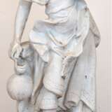 Gartenfigur "Junge Frau mit Krug", auf rundem Sockel, Steinguß, Gebrauchspuren, H. 70 cm, Dm. 20 cm - фото 1