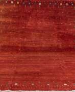 Обзор. Persischer Teppich, kleine farbige Quadrate auf rotbraunem Grund, 290x240 cm
