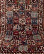 Обзор. Persischer Teppich, rotgrundig, gemusterte Rechtecke mit Tier- und Floralmotiven, 260x160 cm
