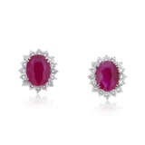 SET OF RUBY AND DIAMOND EARRINGS AND RING - Foto 4