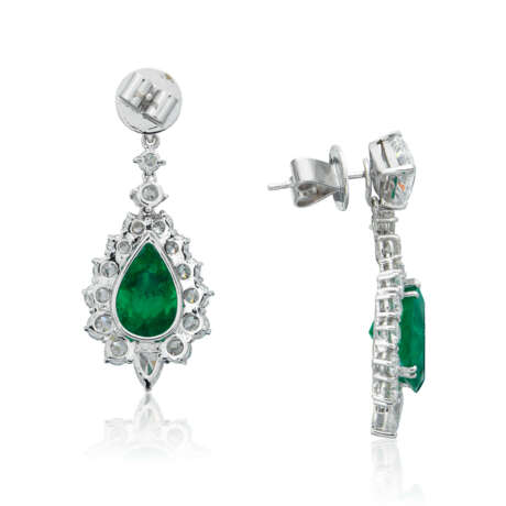 PAIR OF EMERALD AND DIAMOND PENDENT EARRINGS - фото 2