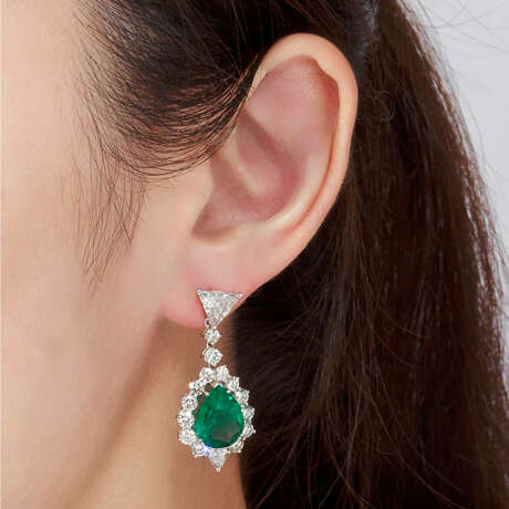 PAIR OF EMERALD AND DIAMOND PENDENT EARRINGS - photo 3