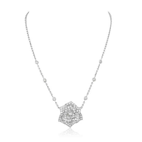 PIAGET SET OF DIAMOND 'ROSE' PENDENT NECKLACE AND EARRINGS - Foto 4