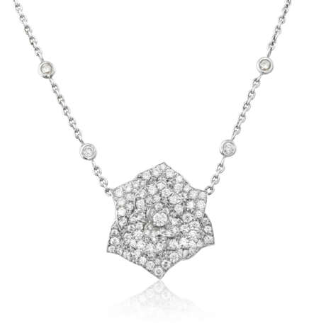 PIAGET SET OF DIAMOND 'ROSE' PENDENT NECKLACE AND EARRINGS - фото 5
