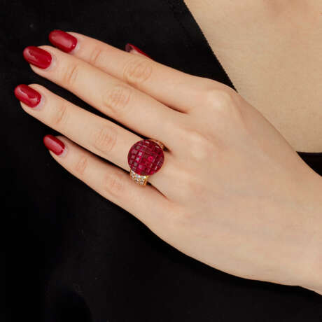 VAN CLEEF & ARPELS RUBY AND DIAMOND 'MYSTERY SET' RING - photo 3