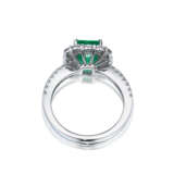 NO RESERVE - SET OF EMERALD AND DIAMOND EARRINGS AND RING - photo 3