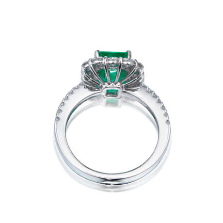 NO RESERVE - SET OF EMERALD AND DIAMOND EARRINGS AND RING - photo 3