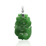 TWO JADEITE PENDANTS; TOGETHER WITH A JADEITE AND DIAMOND PENDENT BROOCH - Foto 5