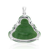 TWO JADEITE PENDANTS; TOGETHER WITH A JADEITE AND DIAMOND PENDENT BROOCH - Foto 7
