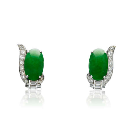 NO RESERVE - JADEITE AND DIAMOND EARRINGS; TOGETHER WITH A JADEITE PENDANT - фото 4