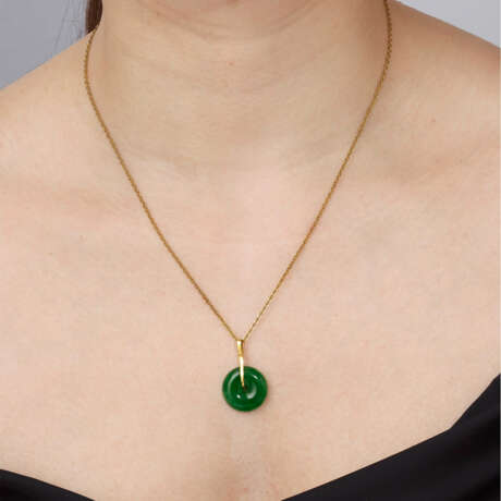 NO RESERVE - JADEITE AND DIAMOND EARRINGS; TOGETHER WITH A JADEITE PENDANT - фото 6