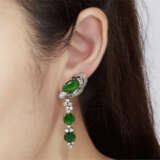 NO RESERVE - JADEITE AND DIAMOND PENDENT EARRINGS; TOGETHER WITH A PAIR OF JADEITE AND DIAMOND EARRINGS - Foto 6