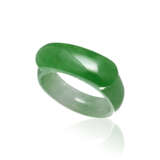 PAIR OF JADEITE SADDLE RINGS - Foto 2