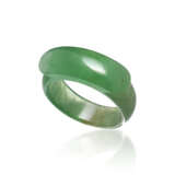 PAIR OF JADEITE SADDLE RINGS - Foto 4