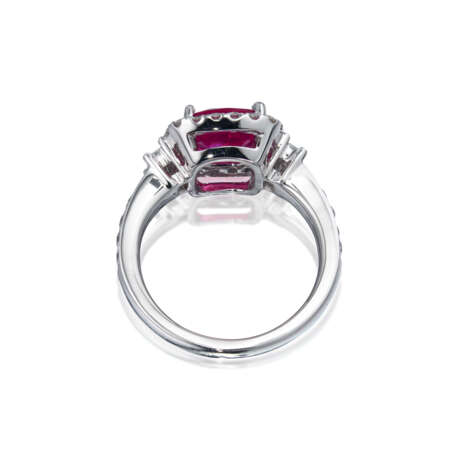 COLOURED SAPPHIRE AND DIAMOND RING - photo 2