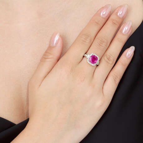 COLOURED SAPPHIRE AND DIAMOND RING - photo 3