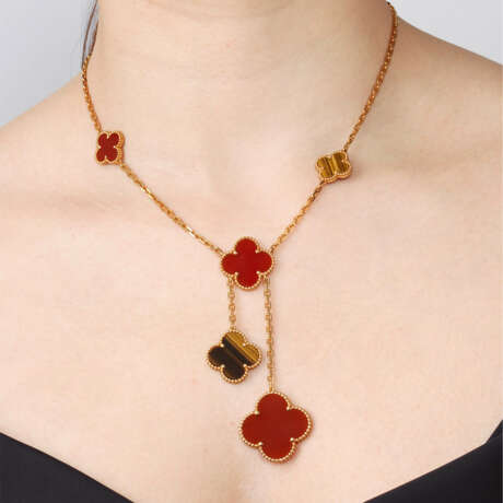 VAN CLEEF & ARPELS CARNELIAN AND TIGER'S EYE 'MAGIC ALHAMBRA' NECKLACE - Foto 5