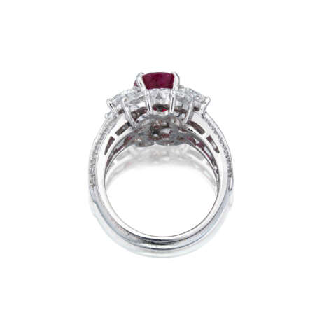 NO RESERVE - SET OF RUBY AND DIAMOND RING AND EARRINGS - фото 3