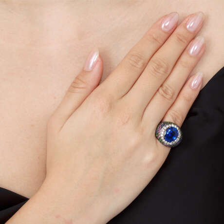 SET OF SAPPHIRE, COLOURED SAPPHIRE AND DIAMOND EARRINGS AND RING - photo 7