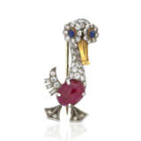 BULGARI MULTI-GEM BROOCH AND CARTIER MULTI-GEM BROOCH; TOGETHER WITH TWO GOLD BROOCHES - Foto 9