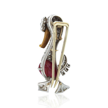 BULGARI MULTI-GEM BROOCH AND CARTIER MULTI-GEM BROOCH; TOGETHER WITH TWO GOLD BROOCHES - photo 10