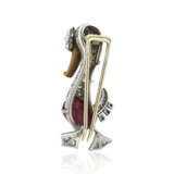 BULGARI MULTI-GEM BROOCH AND CARTIER MULTI-GEM BROOCH; TOGETHER WITH TWO GOLD BROOCHES - Foto 10