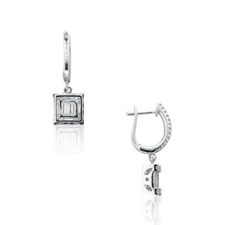 NO RESERVE - TWO PAIRS OF DIAMOND EARRINGS AND A DIAMOND PENDANT - фото 5