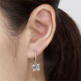 NO RESERVE - TWO PAIRS OF DIAMOND EARRINGS AND A DIAMOND PENDANT - фото 9