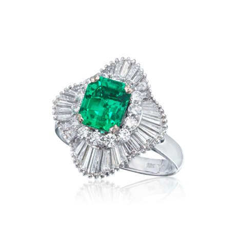 NO RESERVE - EMERALD AND DIAMOND RING/PENDANT; TOGETHER WITH RUBY AND DIAMOND RING - Foto 2