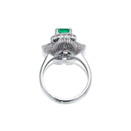 NO RESERVE - EMERALD AND DIAMOND RING/PENDANT; TOGETHER WITH RUBY AND DIAMOND RING - фото 3