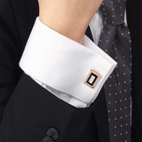 NO RESERVE - CULTURED-PEARL, DIAMOND AND ONYX CUFFLINKS; TOGETHER WITH ONYX AND DIAMOND CUFFLINKS - Foto 6