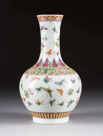 FEINE VASE MIT SCHMETTERLINGSDEKOR - photo 1