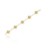 NO RESERVE | VAN CLEEF & ARPELS SET OF GOLD 'ALHAMBRA' JEWLERY - photo 4