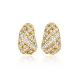 TIFFANY & CO. GROUP OF DIAMOND AND GOLD 'SIGNATURE X' AND 'VANNERIE' JEWELRY - photo 8