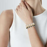 NO RESERVE | BUCCELLATI CULTURED PEARL, ONYX AND BI-COLORED GOLD BRACELET - Foto 2