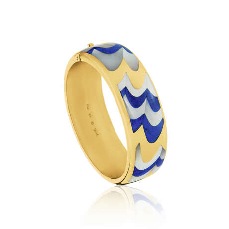 NO RESERVE | TIFFANY & CO. MOTHER-OF-PEARL AND LAPIS LAZULI BANGLE BRACELET - Foto 3