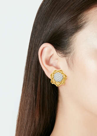 NO RESERVE | TIFFANY & CO., JEAN SCHLUMBERGER DIAMOND AND GOLD EARRINGS - фото 2