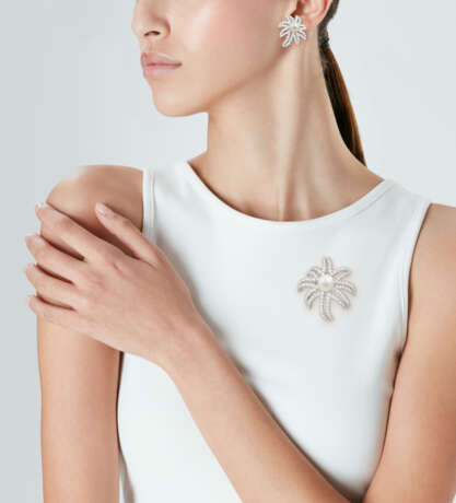 NO RESERVE | TIFFANY & CO. SET OF CULTURED PEARL AND DIAMOND ‘FIREWORKS’ JEWELRY - Foto 2