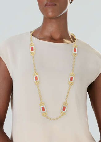CARTIER CORAL AND MOTHER-OF-PEARL LONGCHAIN NECKLACE - Foto 2