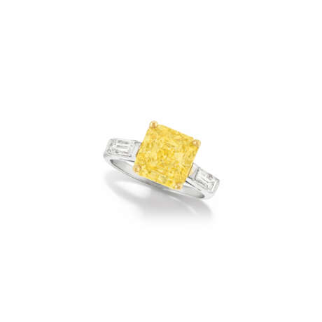 COLORED DIAMOND AND DIAMOND RING - photo 1