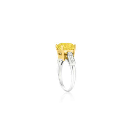 COLORED DIAMOND AND DIAMOND RING - photo 5