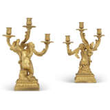 A PAIR OF FRENCH ORMOLU TWO-BRANCH CANDELABRA - Foto 3